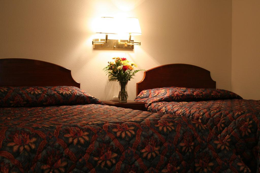 University Inn Сидар-Фолс Экстерьер фото