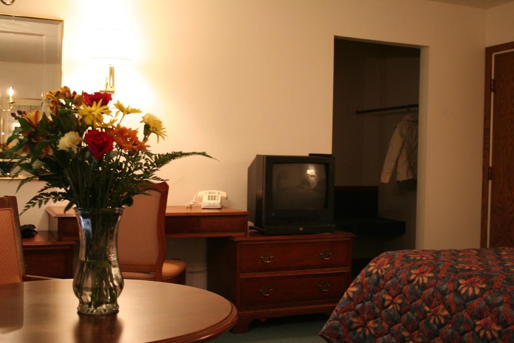 University Inn Сидар-Фолс Экстерьер фото