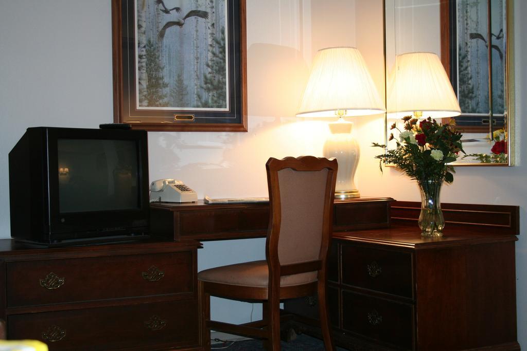 University Inn Сидар-Фолс Экстерьер фото